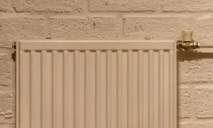 Grzejnik z zaworem, który może pomóc w zrozumieniu, jak przerobić układ otwarty na zamknięty.