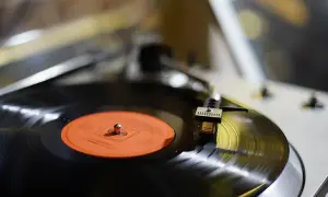 Gramofon odtwarza płytę winylową. Czy to brzmienie indie pop, co to?