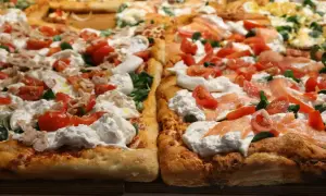 Idealne ciasto na pizzę z burratą, pomidorkami i łososiem lub tuńczykiem. Puszyste, złociste brzegi zachęcają do spróbowania.