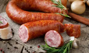 Domowa kiełbasa swojska: Przepis na 10 kg | Smak i jakość