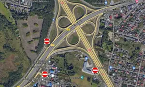 Węzeł drogowy przypomina węzeł gordyjski, z wieloma skrzyżowaniami i zakazami wjazdu.