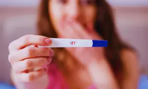 Dwa paski na teście ciążowym. To ważny moment, który może wpłynąć na to, jak liczone jest L4 ciążowe.