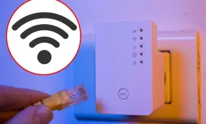 Instrukcja jak podłączyć wzmacniacz wifi: wtyczka Ethernet i urządzenie w gniazdku.