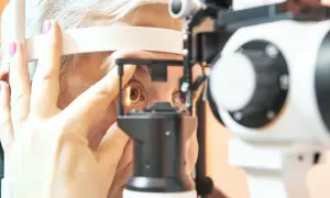 Badanie wzroku u okulisty, zbliżenie na oko pacjenta i sprzęt medyczny.