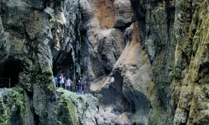 Wanderer erkunden die beeindruckende Klamm Garmisch mit ihren steilen Felswänden und moosbewachsenen Gängen.