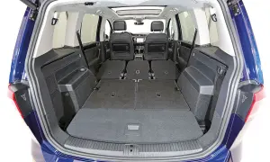 Wnętrze VW Touran z rozłożonymi siedzeniami tworzy dużą przestrzeń bagażową. Poznaj wymiary tego wszechstronnego samochodu.