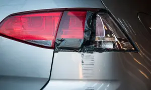 Feu stop arrière gauche de voiture réparé avec du ruban adhésif noir. Un feu stop qui ne marche pas peut entraîner une amende.