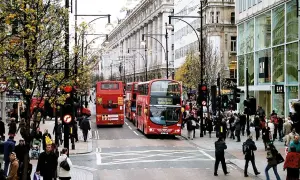 Tłum ludzi i czerwone piętrowe autobusy na najsłynniejszej ulicy w Londynie, Oxford Street.