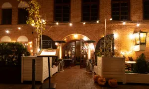 Restauracja Filharmonia zaprasza do swojego przytulnego ogródka. Menu na stojaku, dynie i ciepłe światła tworzą jesienny klimat.