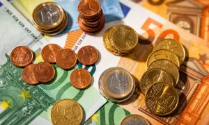 Euro monety i banknoty, waluta Czarnogóry. Język urzędowy to czarnogórski, ale euro jest powszechnie używane.