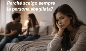 Una donna pensierosa, mentre sullo sfondo una coppia discute. Il momento in cui un uomo si rende conto di aver sbagliato.