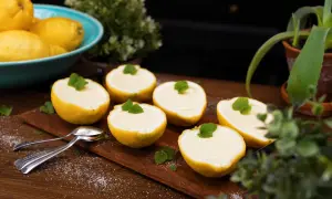 Sju läckra italienska desserter med citron, fyllda med krämig vanilj och toppade med mynta. En perfekt sommardessert!
