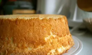 Un soffice chiffon cake dorato, pronto per essere gustato.