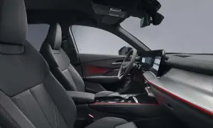 Interni sportivi dell'Audi Q3 Sportback: sedili in pelle nera, illuminazione d'ambiente rossa e un moderno cruscotto digitale.