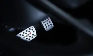Metalowe pedały w samochodzie z napisem CIVIC X, gotowe do dynamicznej jazdy.