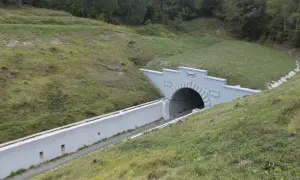 Nowy tunel kolejowy na przełęczy łupkowskiej, wcinający się w zielone zbocze.
