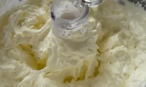 Crème onctueuse prête pour une recette glace mascarpone sans sorbetière. Une fourchette est visible, signe de préparation maison.