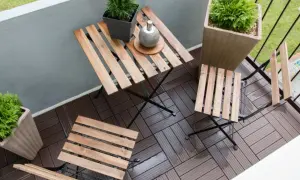 Drewniane deski na balkonie tworzą przytulną przestrzeń. Idealne, by zastanowić się, czym wyłożyć balkon, tworząc miejsce do relaksu.