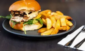 Ile kcal ma burger z kurczakiem? Zaskakujące wartości odżywcze!