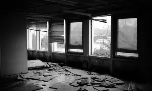 Intérieur dévasté, débris au sol, fenêtres brisées. Une scène typique d'urbex en Mayenne, où le temps a laissé sa marque.