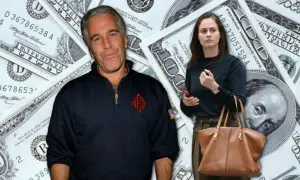Mark Epstein na tle banknotów dolarowych. Obok niego młoda kobieta z torebką.
