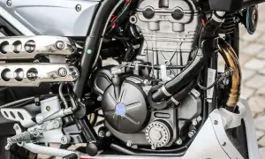 Silnik motocykla, gotowy do odpalenia po długim postoju. Sprawdź przewody i paliwo, by ruszyć w drogę.