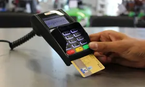 Złota karta płatnicza VR-BankCard Plus w terminalu płatniczym. W Niemczech płatności kartą są powszechne, a ta karta to przykład waluty w niemczech.