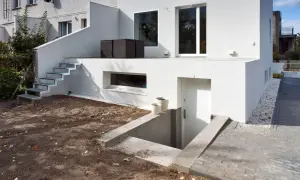 Nowe zejście do piwnicy na zewnątrz, z betonowymi schodkami i metalowymi stopniami prowadzącymi do drzwi.