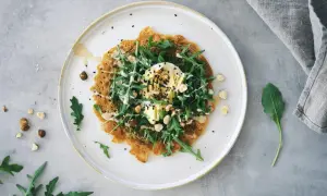 En vacker socca med ruccola, avokado och nötter. Ett härligt socca recept för en lätt lunch.