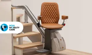 Un montascale moderno con sedile in pelle marrone, un esempio di diversi tipi di montascale per la mobilità.