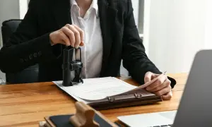 Notaio timbra documenti. Scopri quanto costa una successione dal notaio per gestire eredità e patrimoni.