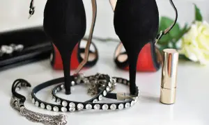 Eleganckie czarne szpilki zamszowe, biżuteria i szminka. Dowiedz się, jak prać buty zamszowe w pralce, by zachować ich blask.