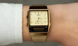 Złoty zegarek Casio na damskim nadgarstku, z analogową tarczą i cyfrowym wyświetlaczem.