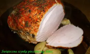 Soczysta szynka peklowana pieczona, przyprawiona papryką i ziołami, podana z pieczonymi ziemniakami.