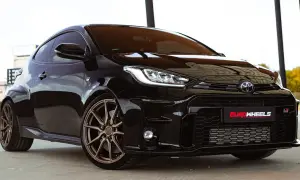 Czarny Toyota Yaris Sport z brązowymi felgami, gotowy do dynamicznej jazdy.