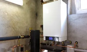 Installazione di una moderna caldaia a condensazione con tubature in rame e isolamento termico.
