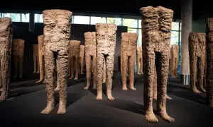 Rzeźby Magdaleny Abakanowicz, grupy bezgłowych postaci, tworzą poruszający obraz. Ciekawostki o jej twórczości często podkreślają siłę i symbolikę tych prac.