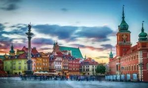 Kolumna Zygmunta i Zamek Królewski na Starym Mieście. To miejsce, co warto zobaczyć w Warszawie, zachwyca o zachodzie słońca.