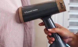 Ręczna myjka parowa Russell Hobbs w akcji. Sprawdź nasz ranking myjek parowych, by wybrać najlepszą!