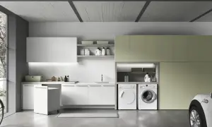 Progetto lavanderia stireria in casa: lavatrice, asciugatrice, lavandino, mobili bianchi e verdi, cesto biancheria, bici e auto.