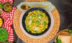 Gnocchi mit Erbsen und Basilikum-Pesto, garniert mit Parmesan. Ein köstliches Gericht, das Lust auf mehr macht.