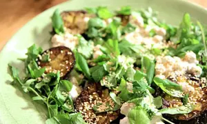 Grillad aubergine med krämig topping och färska örter, ett perfekt aubergine recept för en lätt lunch.