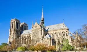Majestatyczna katedra Notre Dame w Paryżu, idealna na **itaka wycieczka do Paryża samolotem**. Wspaniała architektura i jesienne drzewa.