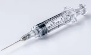 Seringue transparente avec aiguille fine, graduations claires pour mesurer les différentes seringues et leur utilisation précise.