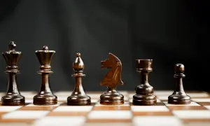 Drewniane figury szachowe: król, hetman, goniec, skoczek, wieża i pionek. Poznaj szachy zasady i zacznij grę!