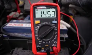 Multimetr pokazuje 14.53V, co sugeruje, że problemem nie jest brak ładowania akumulatora, a coś innego.