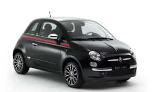 Czarny Fiat 500 Gucci z charakterystycznym zielono-czerwonym pasem na boku.