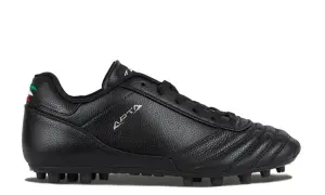 Scarpe da calcio nere con tacchetti, logo APTA e bandierina italiana sul tallone. Pronte per il campo!