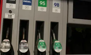 Dylemat: jakie paliwo do skutera? Na stacji paliw dostępne są różne rodzaje, w tym Diesel, 95 i 98.