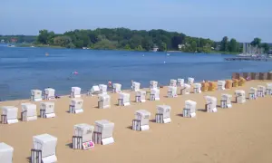 Strandkörbe am Ufer eines Sees, ein typischer Anblick an vielen badeseen deutschland.